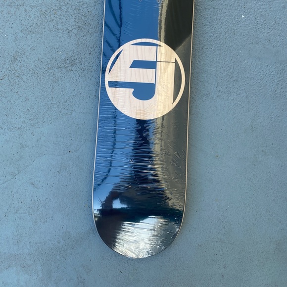 Jurassic 5 Black Wood Grain skateboard DECK New.
7 ply Canadian maple 🍁 - Picture 5 of 6